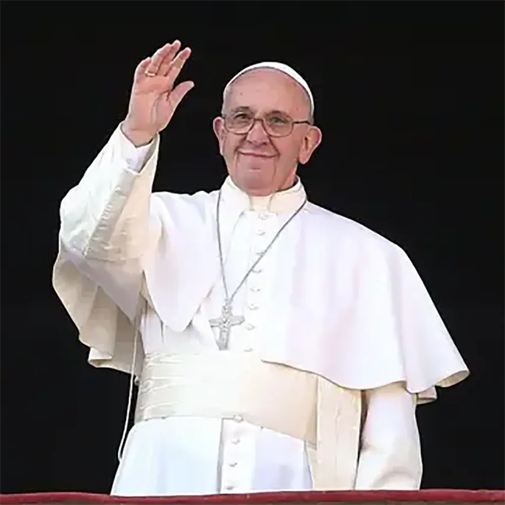 el papa francisco saludando frente a la plaza san pedro
