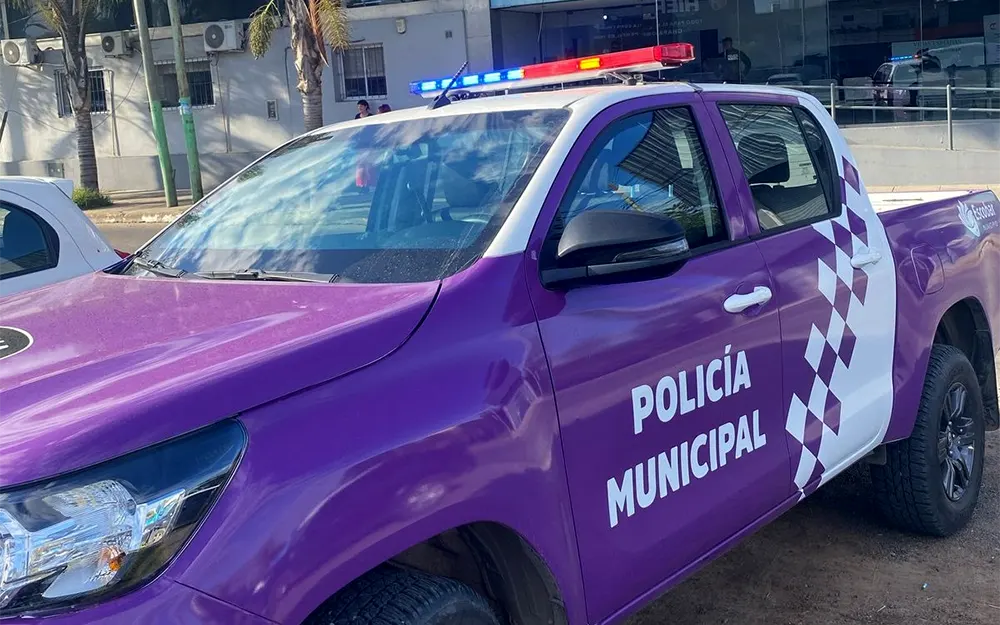 patrulla violeta policia municipal Patrullero violeta de la Policía Municipal de Escobar