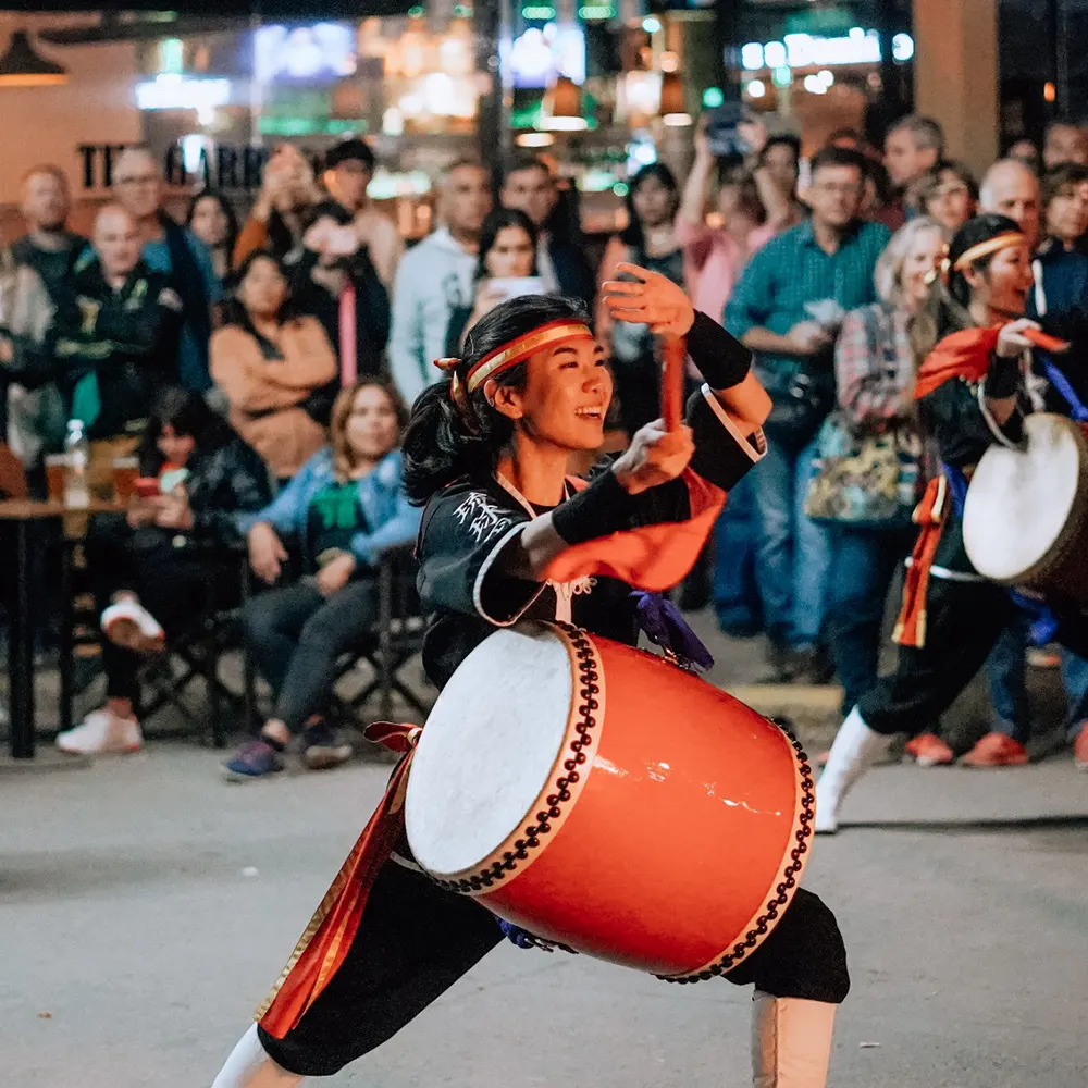 joven tocando tambor taico en la calle