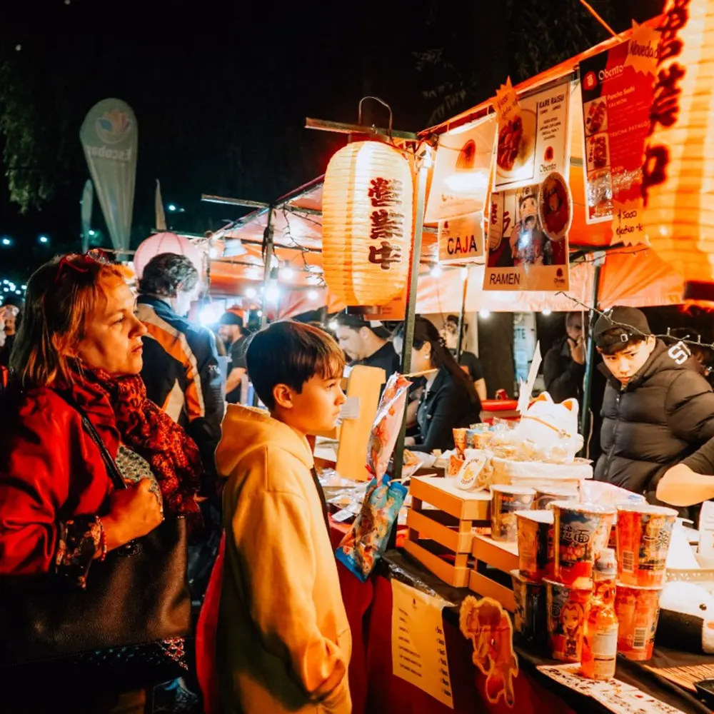 gente paseando por la peatonal japonesa