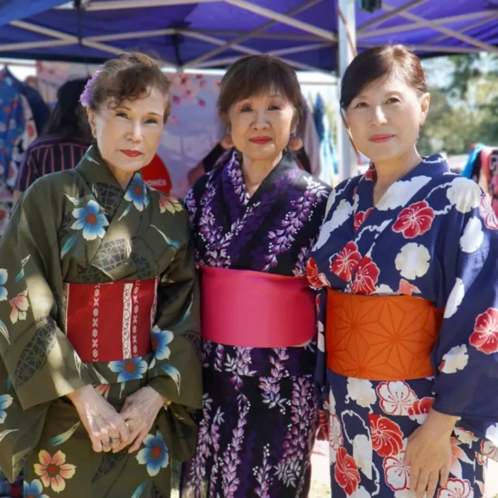 Grupo de mujeres vistiendo kimonos tradicionales muy coloridos