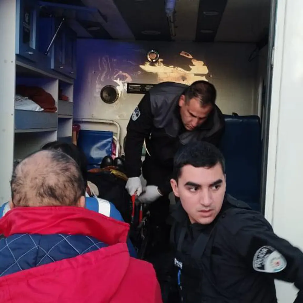 Agentes de la Policía Municipal suben a los heridos a una ambulancia