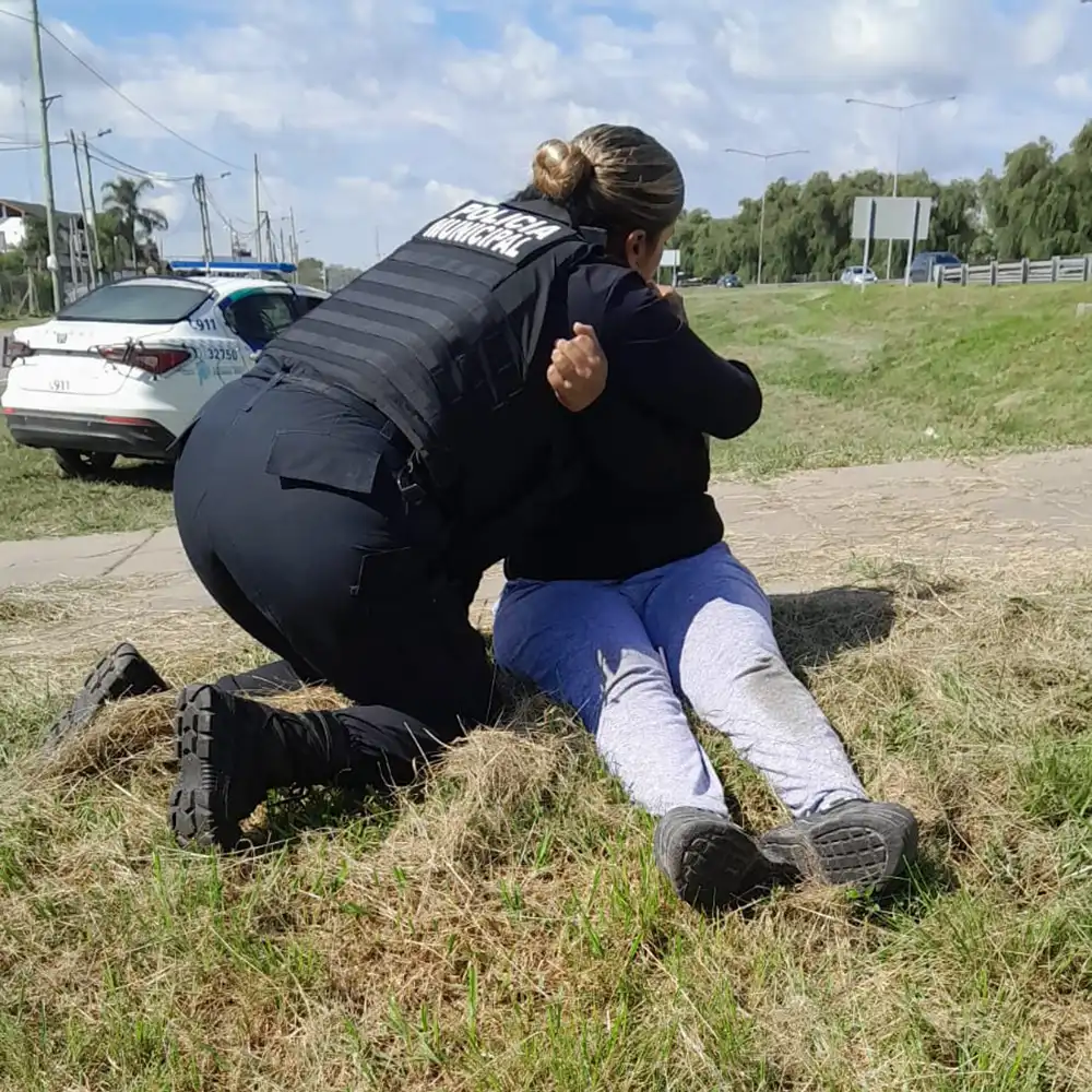 Una efectivo de la Polic&iacute;a Municipal abrazando a la mujer que intent&oacute; quitarse la vida