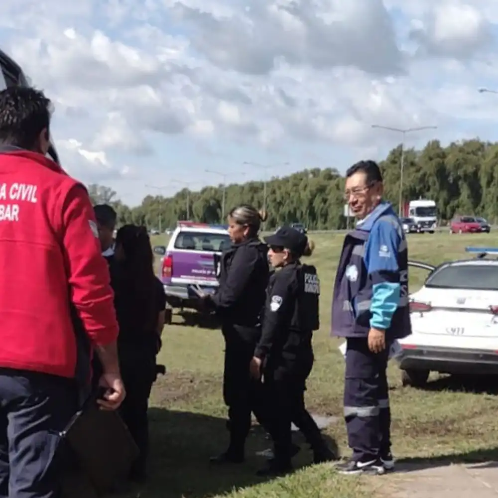 Personal de policia y defensa civil retirando a la victima del lugar