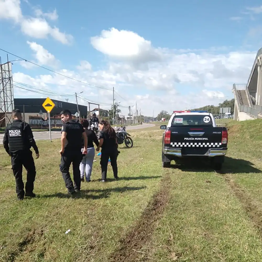 Personal de polic&iacute;a municipal retirando a la victima de la zona de la pasarela donde intento arrojarse