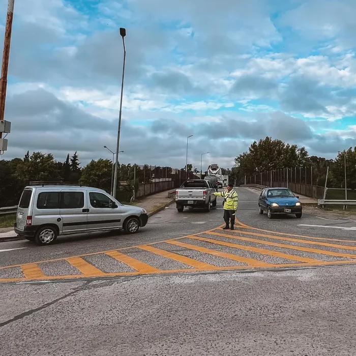 un agente dirigiendo el tránsito