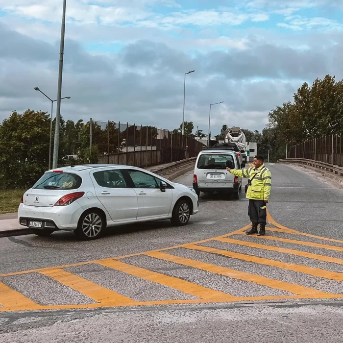 un agente dirigiendo el tránsito