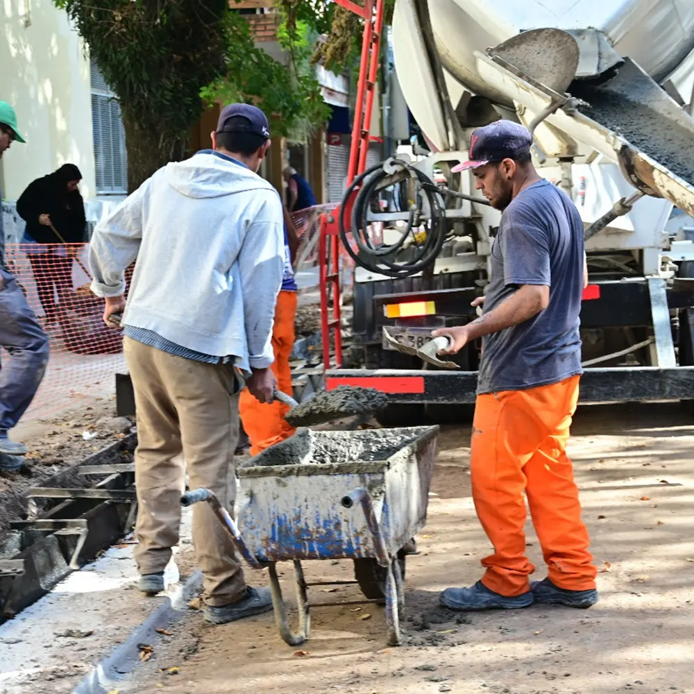 Operarios trabajando en obras de asfaltado