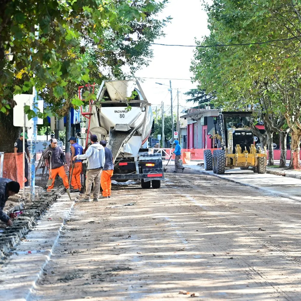 Grupo de operarios trabajando en obras de asfaltado