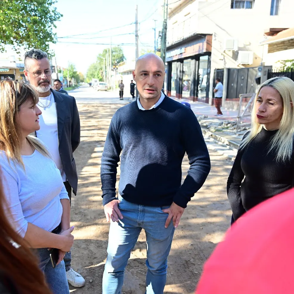 Ramil junto a otros municipales supervisando las obras