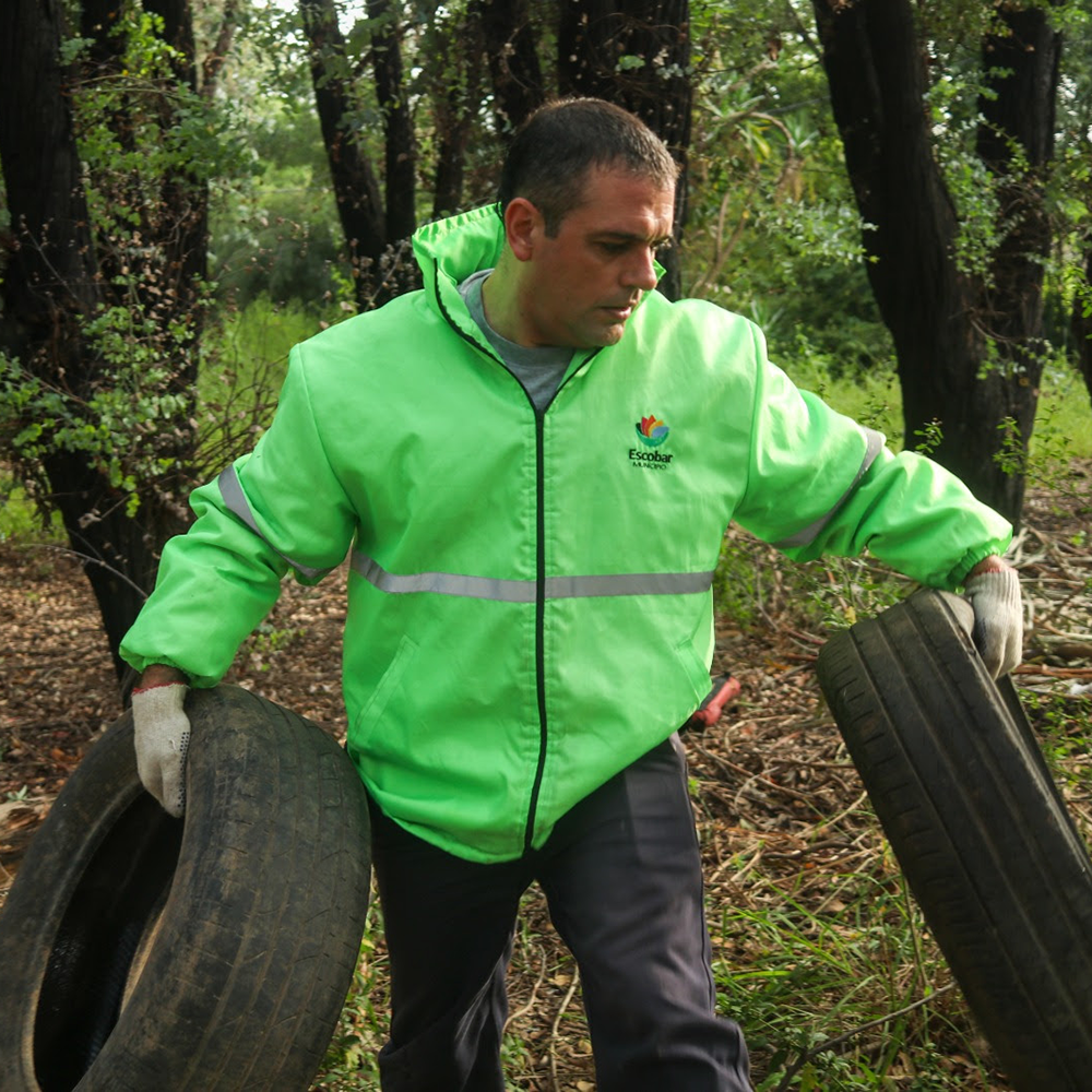 un empleado municipal recolectando los neum&aacute;ticos
