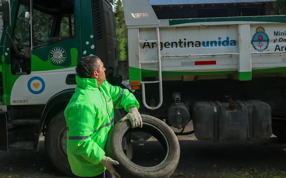 Economía circular: el Municipio retira neumáticos casa por casa en Escobar