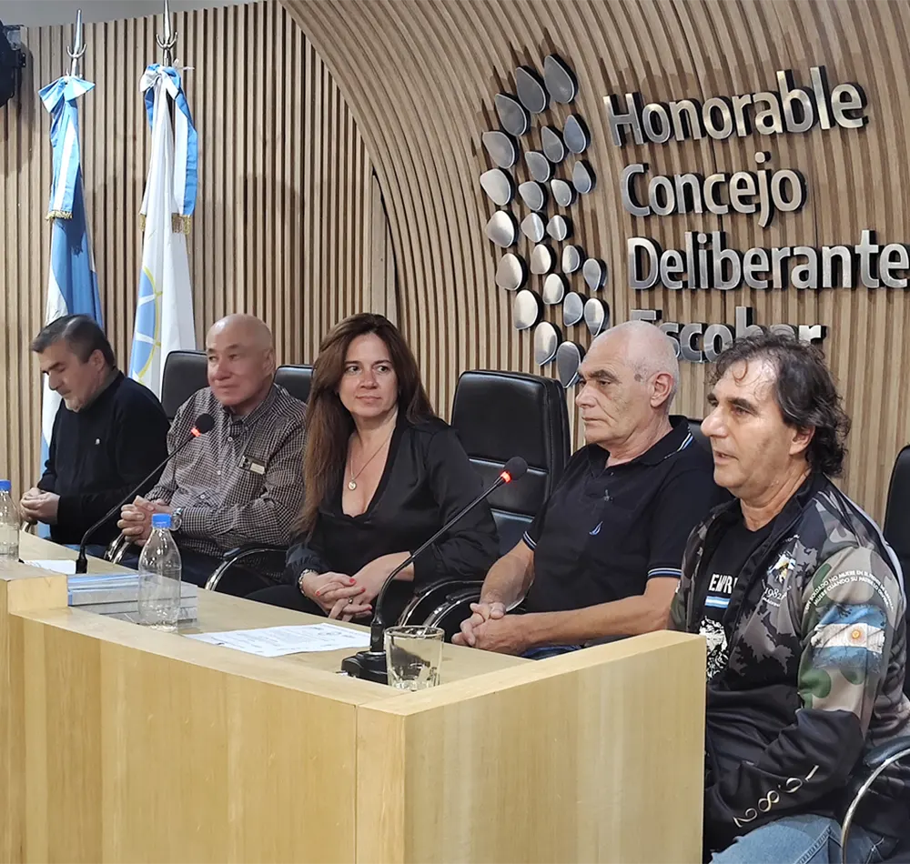 Veteranos de guerra junto a la presidenta del Concejo, Laura Guazaroni