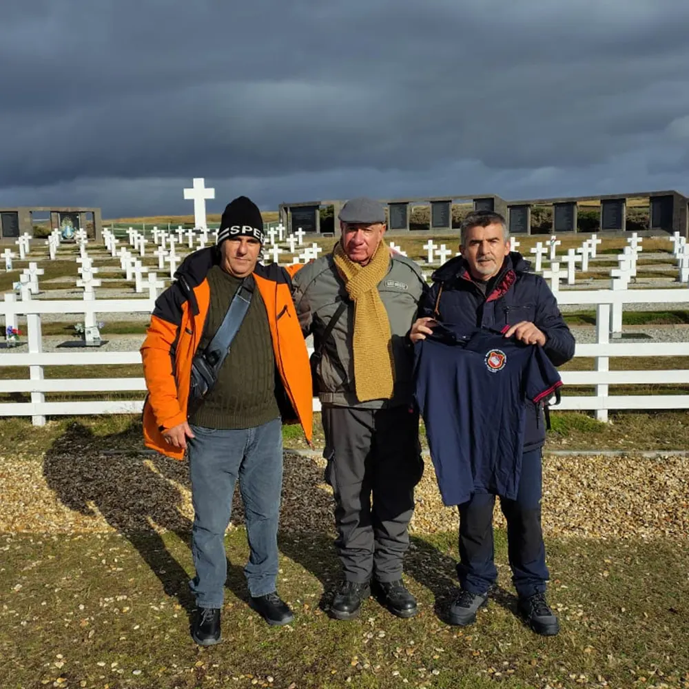 Veteranos de guerra en el cementerio de Malvina