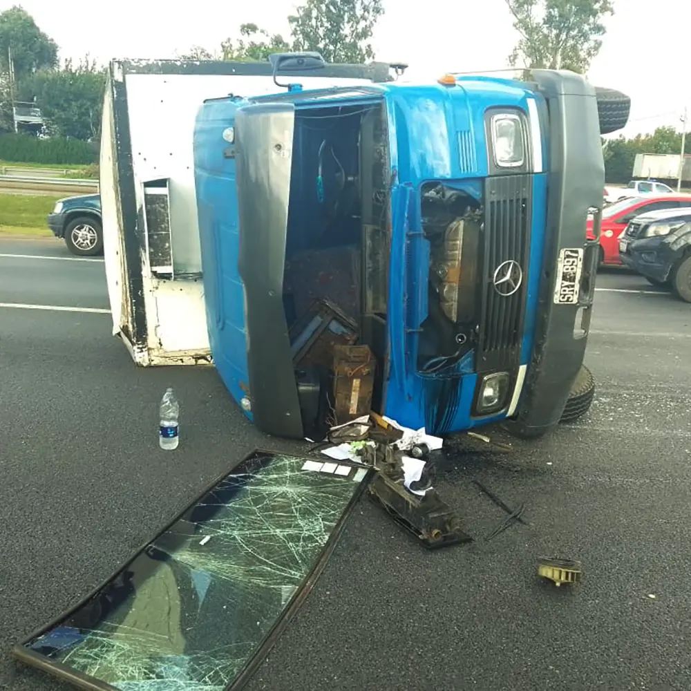 el camión volcado sobre panamericana