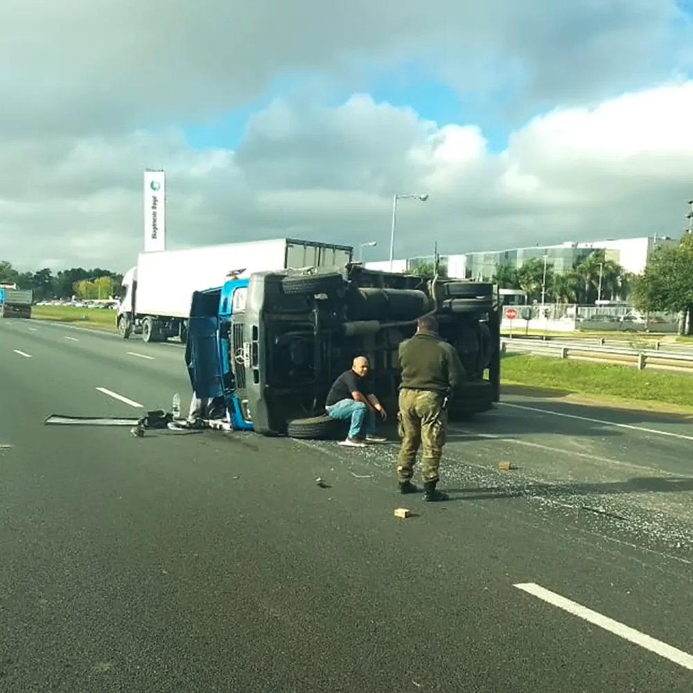 el camión Mecedes Benz volcado sobre panamericana