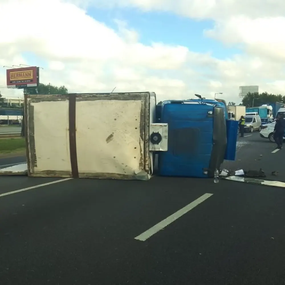 el camión volcado sobre panamericana