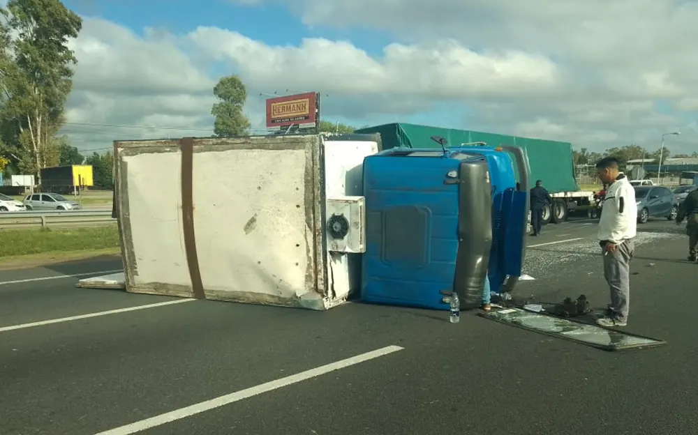 Impresionante vuelco de un camión que circulaba por la Panamericana