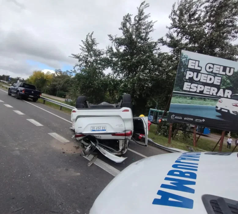 Camioneta volcada sobre la autopista