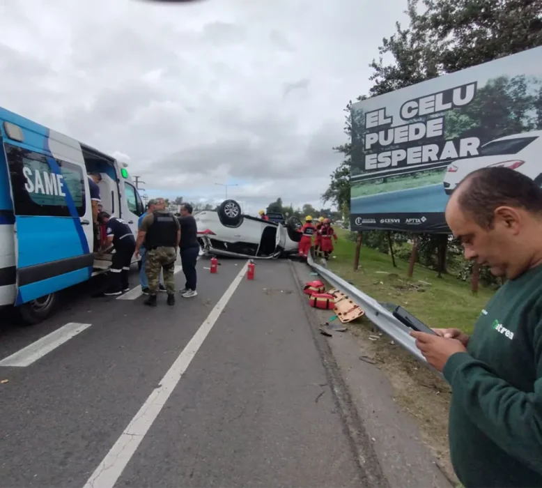 La camioneta dada vuelta sobre la Panamericana