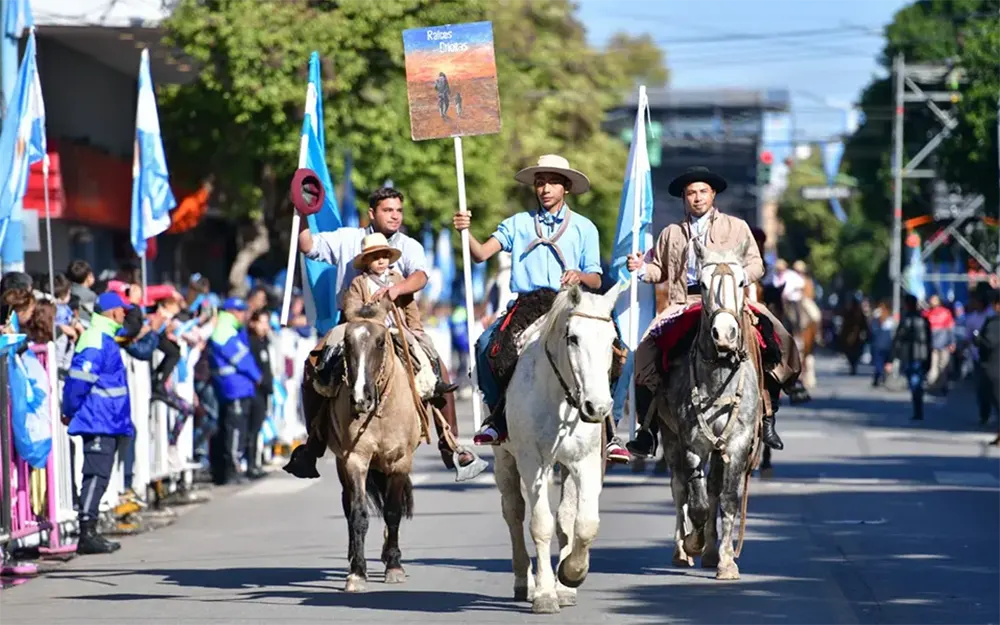 Suspenden el tradicional desfile y festival patrio del 25 de Mayo