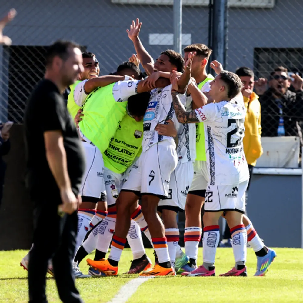 Jugadores de Armenio festejan el 2-1 parcial sobre Riestra