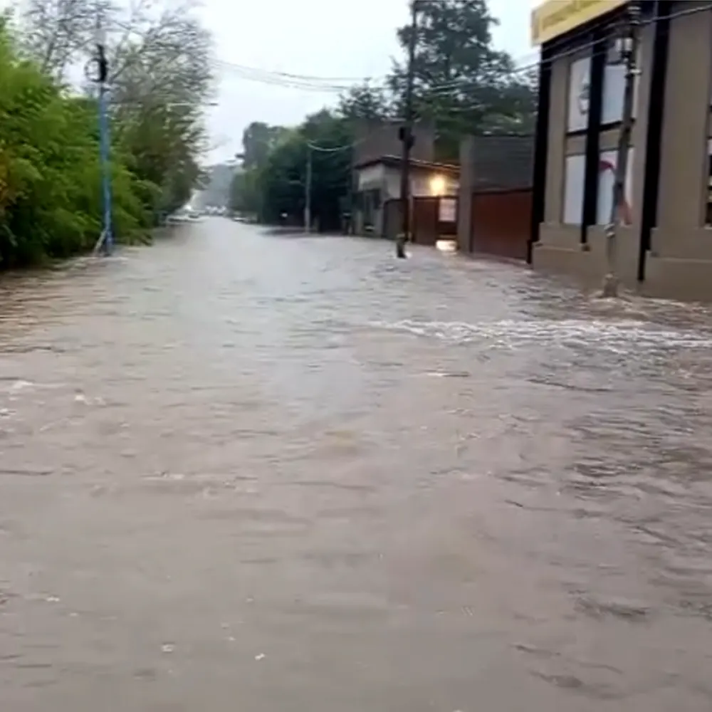 Calle Los Cerros, en Loma Verde, completamente inundada por el temporal