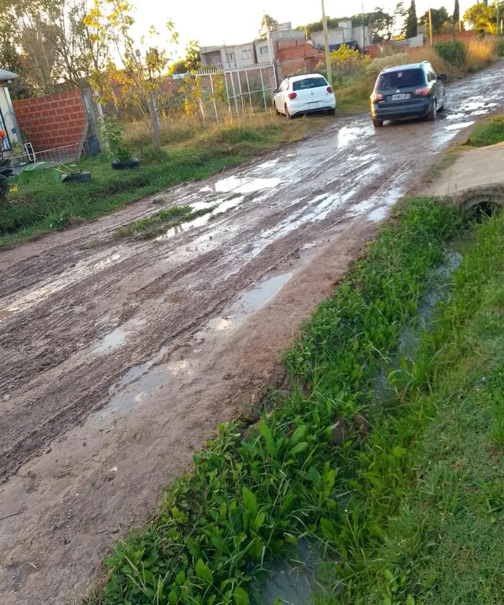 Calles enloddadas e intransitables: un peligro para vehículos y peatones