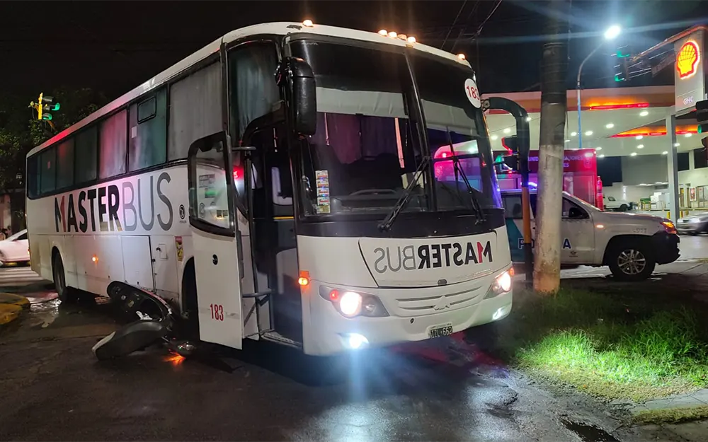 Un micro de Masterbus atropelló a una moto en la entrada de Escobar