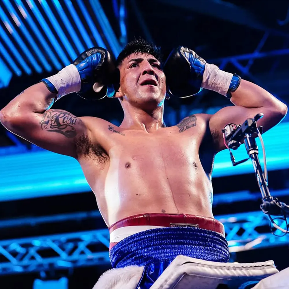 El boxeador garinense festeja de cara al público