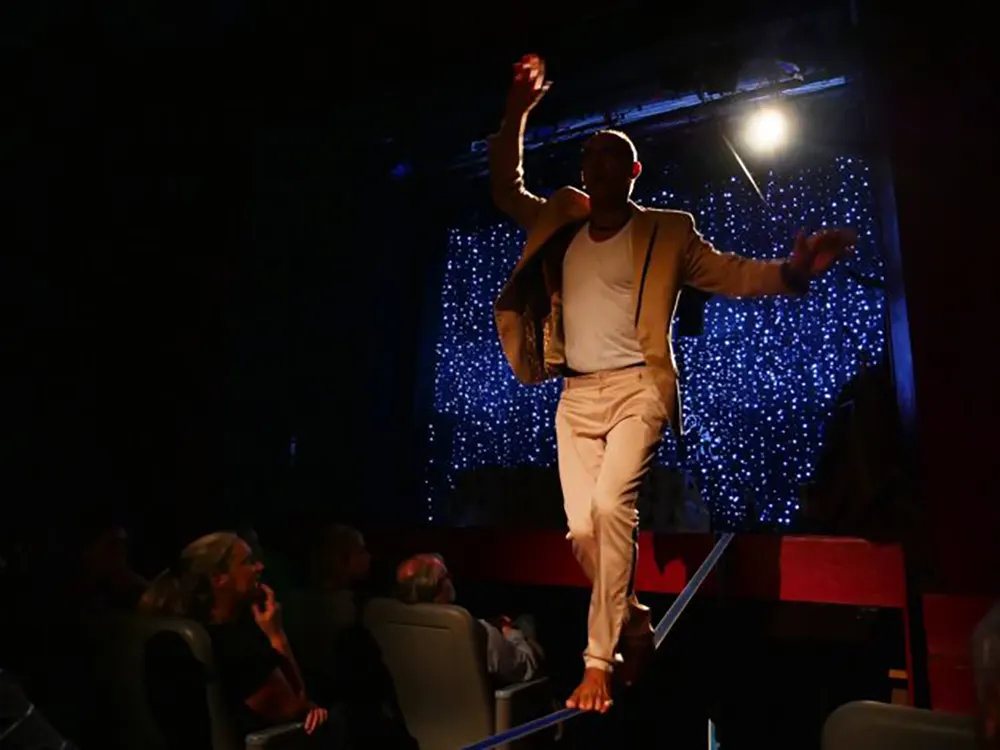 Mauricio Dayub, en El Equilibrista, uno de los espectáculos que llegará en mayo al Seminari