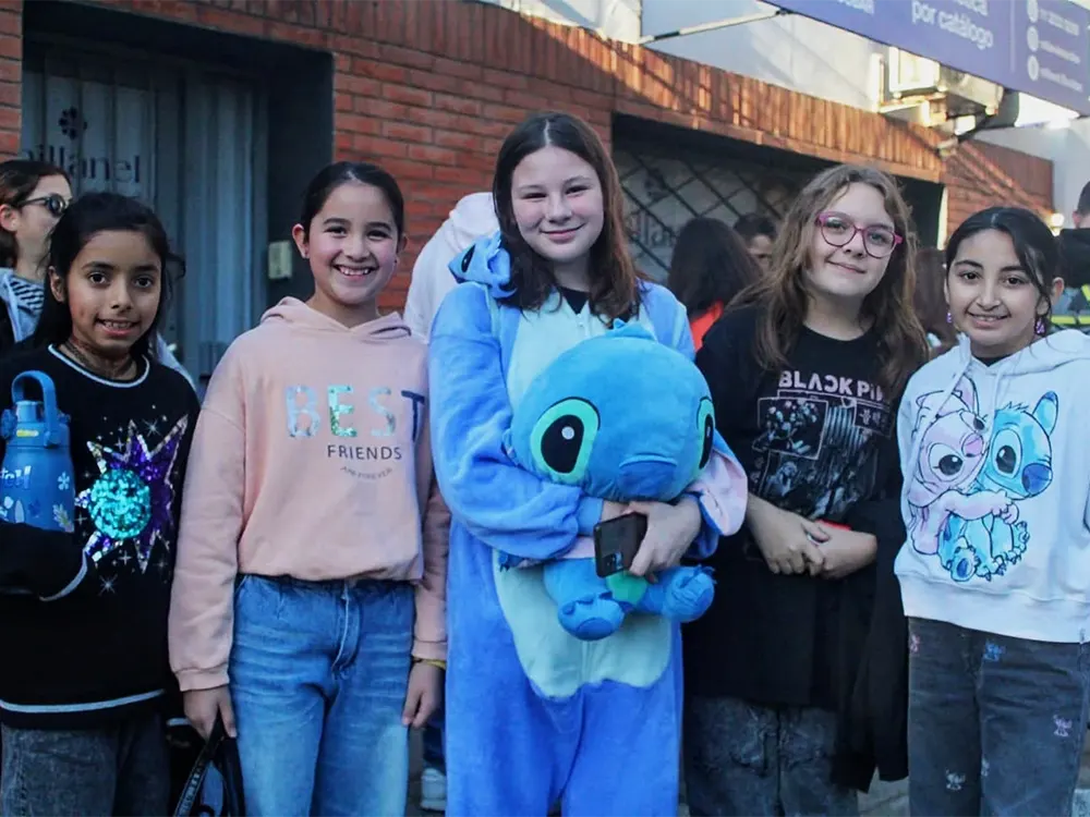 Chicas en la fila del cine con atuendos inspirados en Stitch