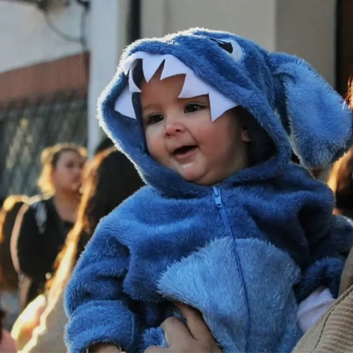 Un pequeño disfrazado de Stitch