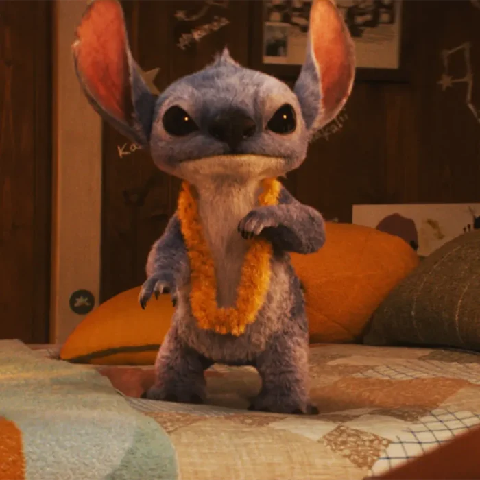 Stitch una criatura alienígena con collar amarillo de flores,