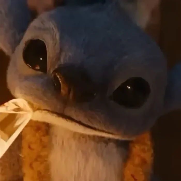 Stitch, con su típica travesura, muerde una lámpara.