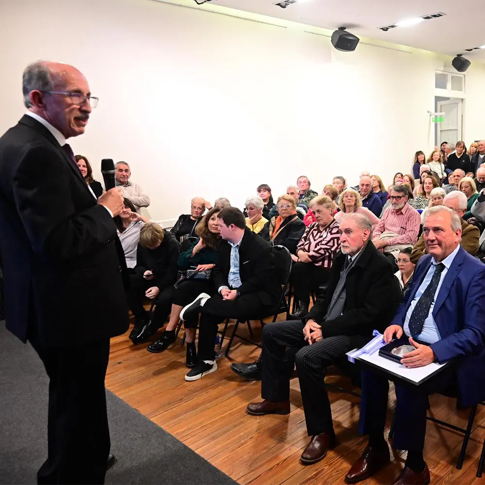 El Dr. Lemme brinda unas emotivas palabras de agradecimiento