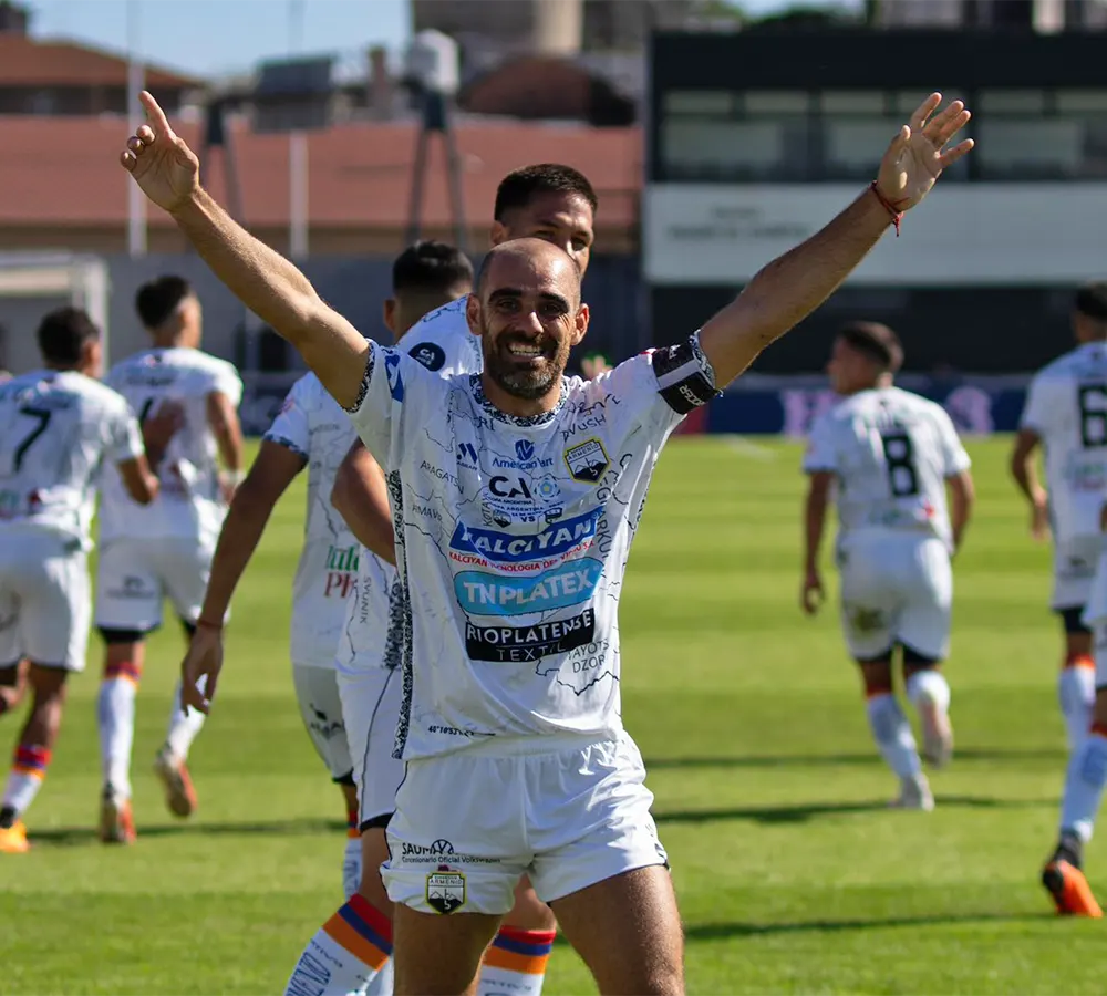 Nahuel Sica festeja su gol, el primero de Armenio ante Riestra