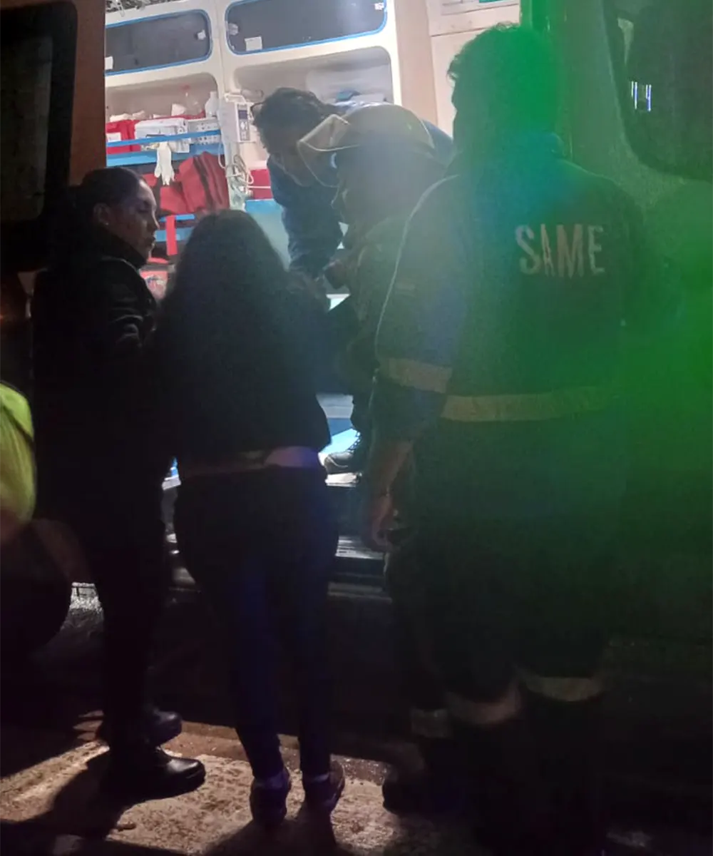 La mujer es trasladada al hospital Erill en una ambulancia del SAME
