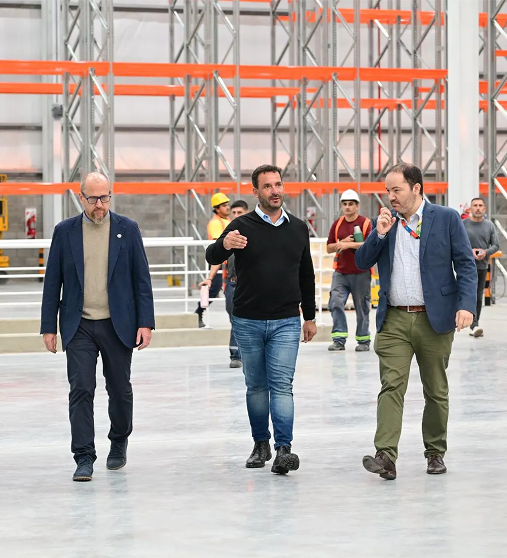 Sujarchuk recorre la futura planta de logística de ChangoMâs 