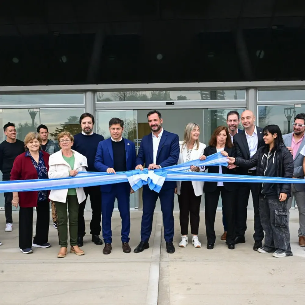 Axel Kicillof y Ariel Sujarchuk, junto a otras personas, en el corte de cintas