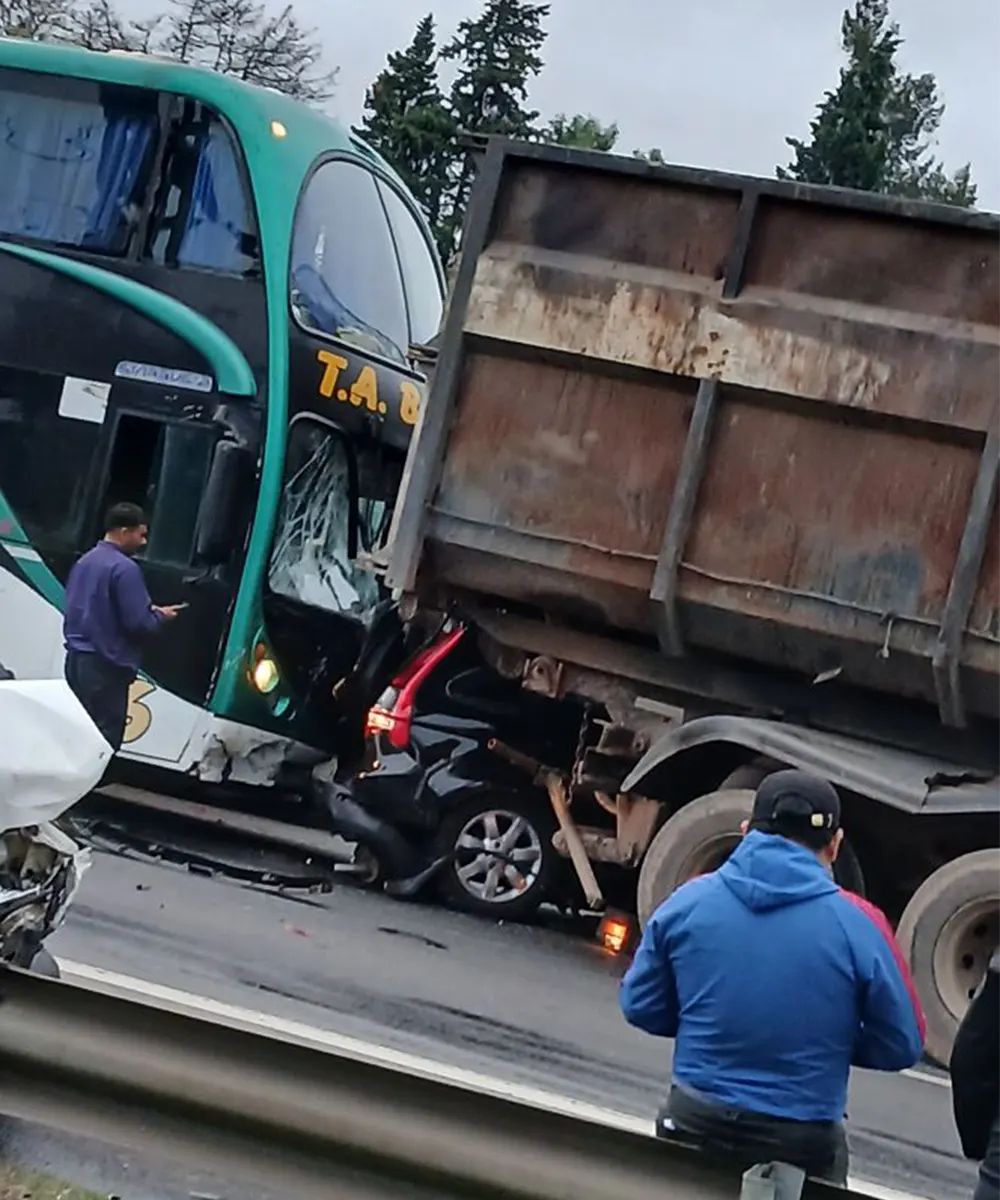 Auto aprisionado entre un colectivo y un camión