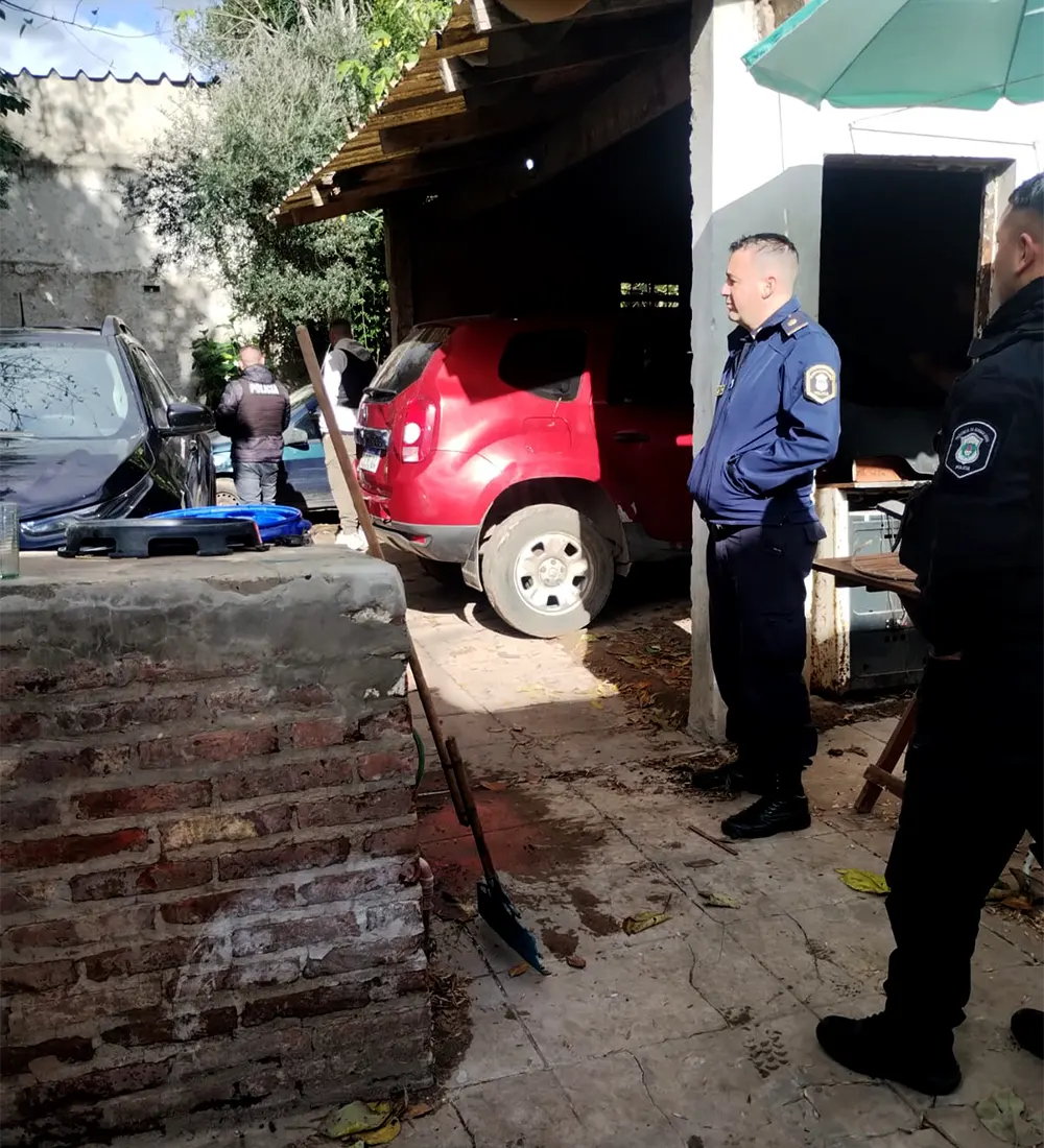 Policías durante el allanamiento al domicilio que usaban los delincuentes