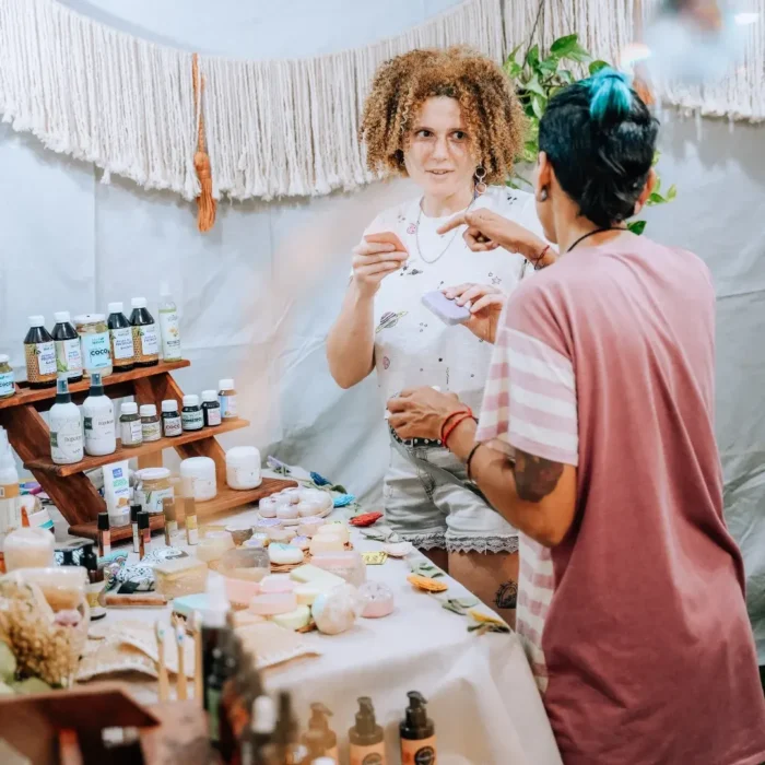 Una artesana de esencias exhibe sus productos en la feria