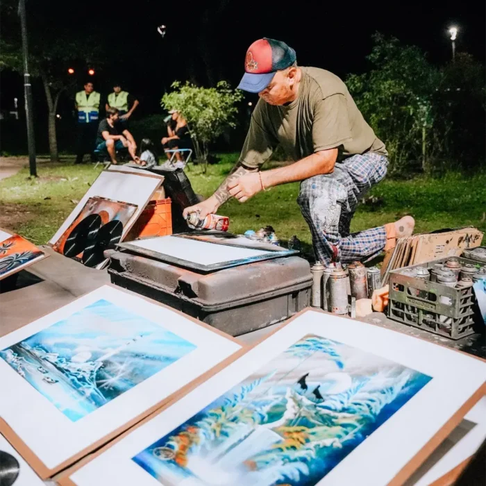 Un artista callejero pinta cuadros en vivo durante una edición anterior de Alma Bohemia en Maschwitz