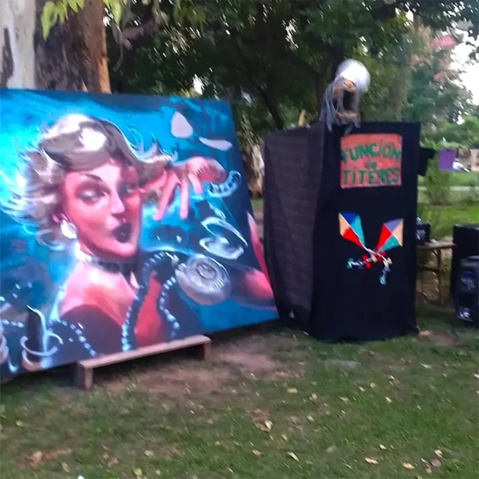 Un retrato al óleo de una mujer, en tonos fríos y azulados.