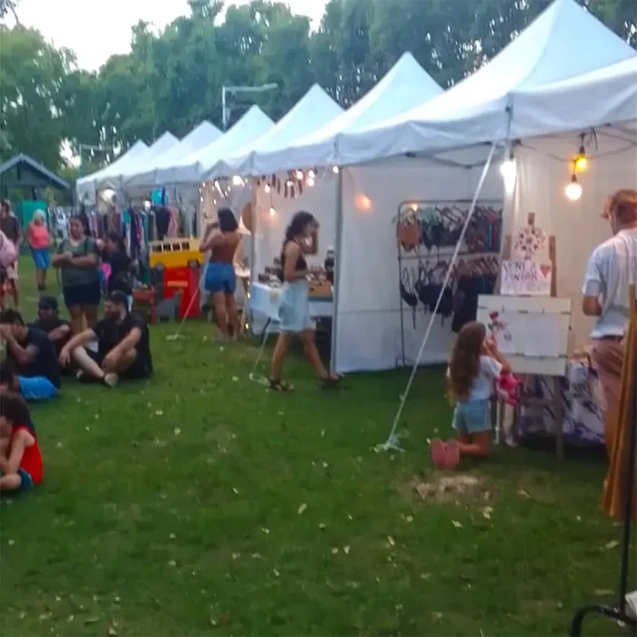 Feriantes exponen sus obras en gazebos durante la feria Alma Bohemia