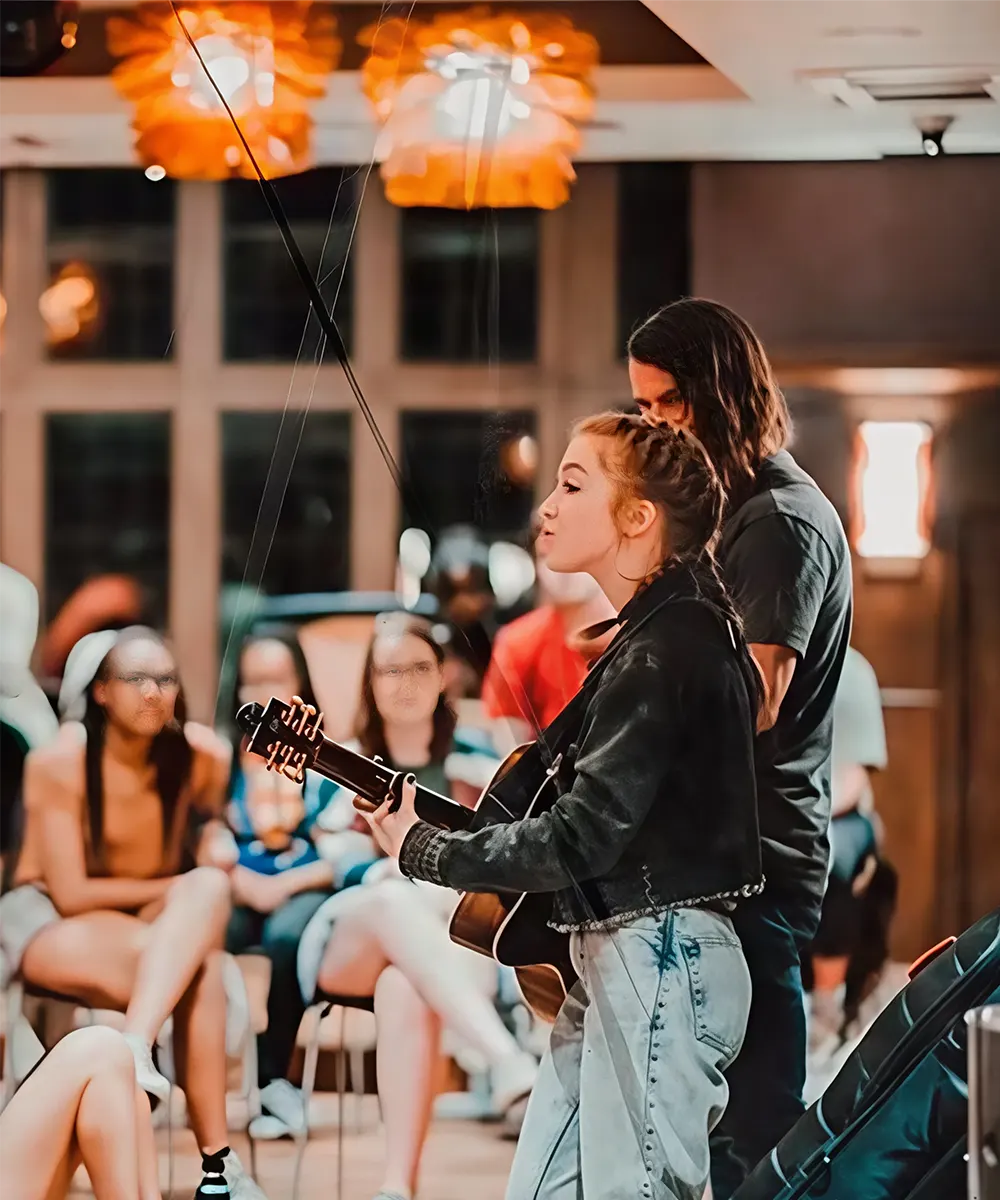 Una banda en vivo en una edición anterior de Alma Bohemia