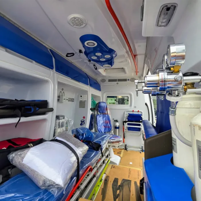 Interior de la unidad de terapia intensiva móvil