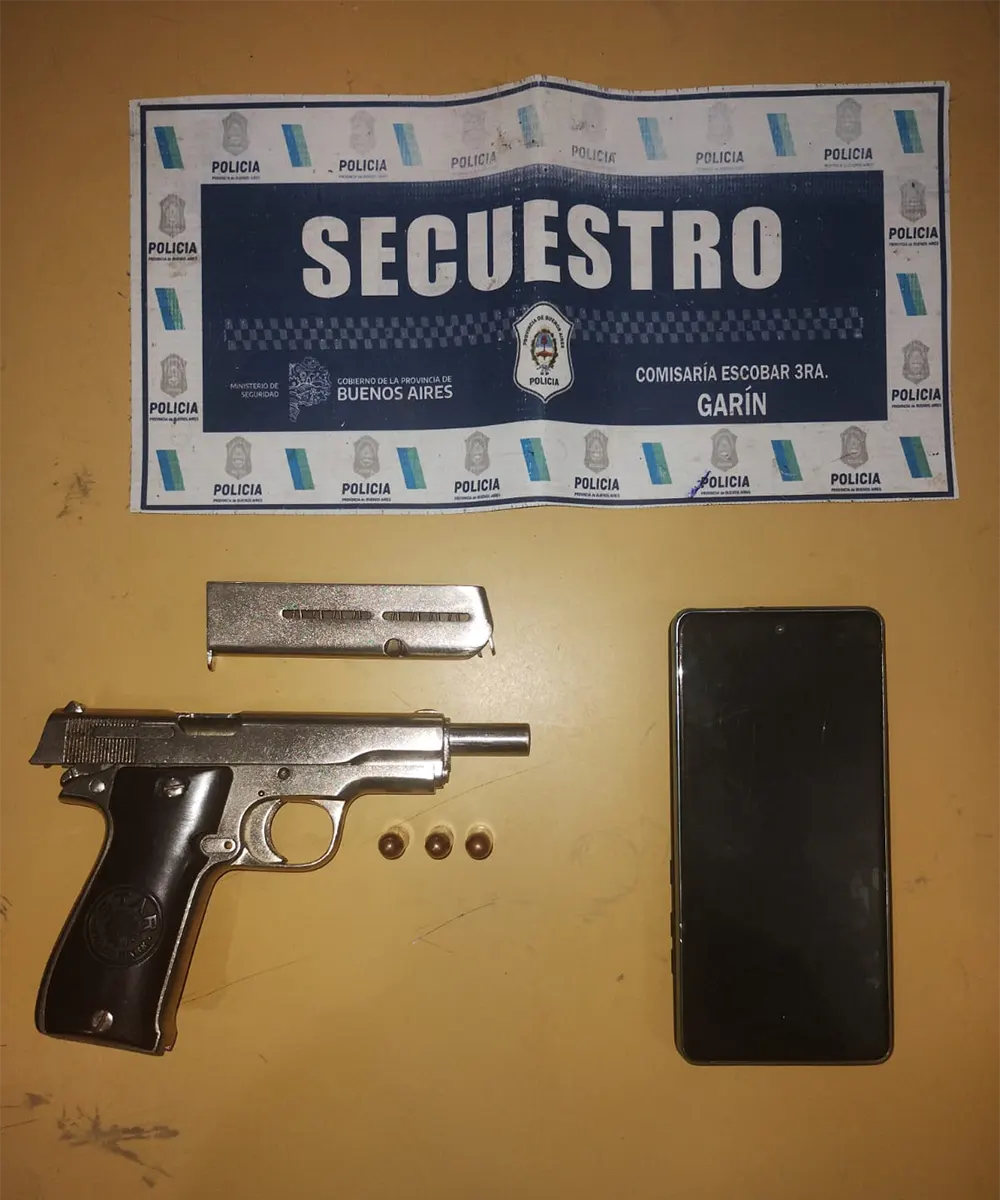 Arma que llevabab el detenido en su auto