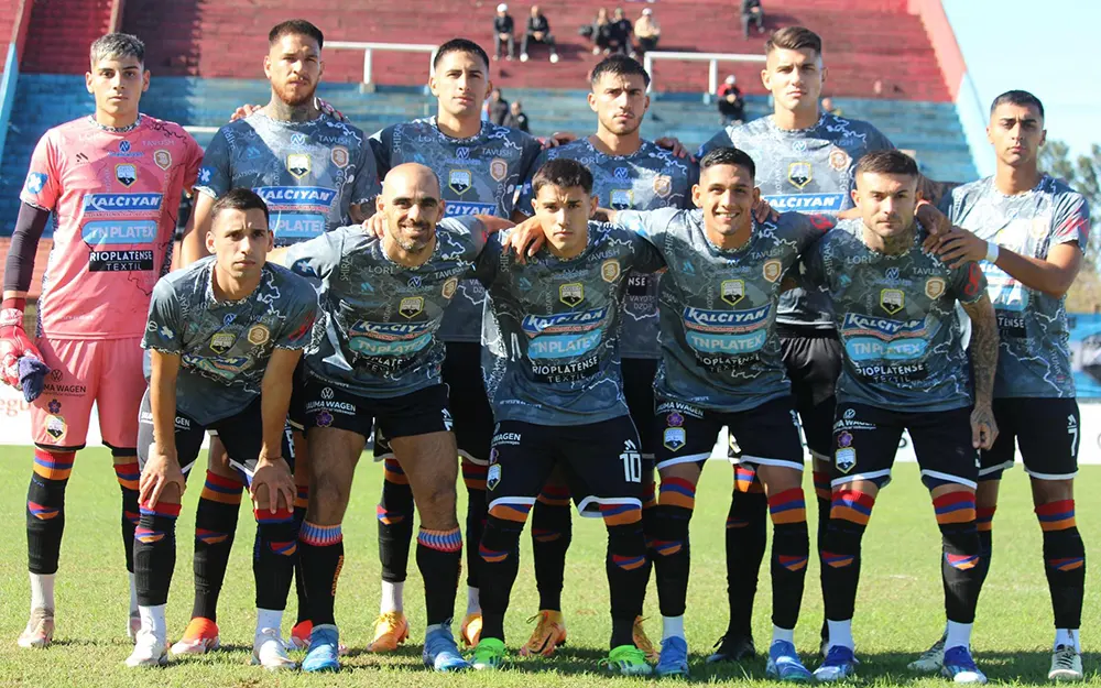 Debut exitoso: con nuevo entrenador, Armenio le ganó al puntero